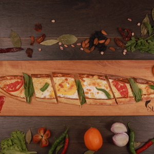 Пиде с сыром и куриными яйцами