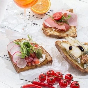 Брускетта с лососем