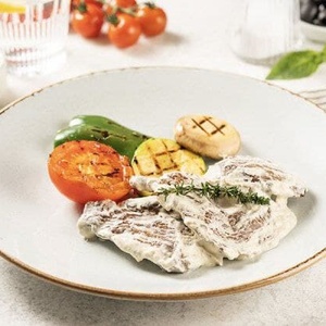 Медальон из говяжьей вырезки с овощами гриль