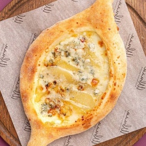 Boat with blue cheese and pear