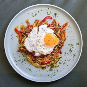 Beefsteak with vegetables in chili sauce