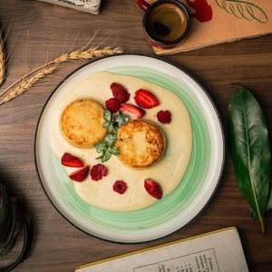 Cheesecakes with vanilla cream and berries