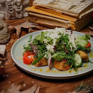 Salad with arugula and crispy eggplant