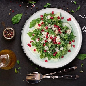 Salad with arugula, pear, apples and Dorblu cheese