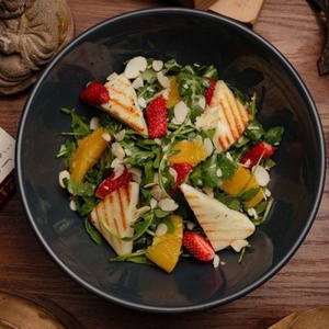 Salad with arugula, strawberries and halloumi cheese