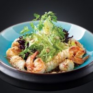 Warm salad with seafood