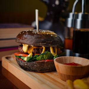 Burger with marbled beef, remoulade sauce and jalapeno