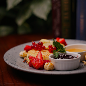 Cheesecakes with jam, yogurt and wild berries