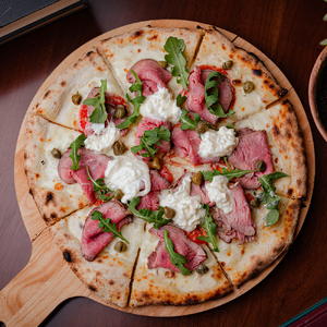 Pizza with roast beef and stracciatella cheese