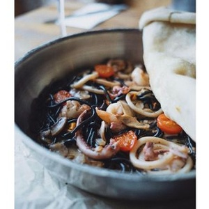 Спагетти нери с дарами моря из печи