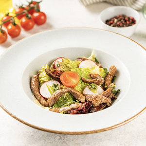 Теплый салат с мраморной говядиной