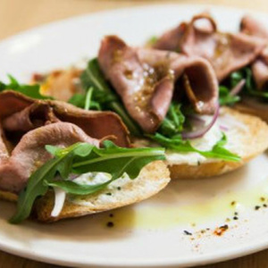 Брускетта с ростбифом