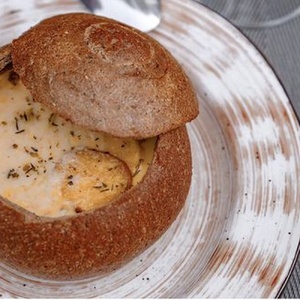 Сырный суп в хлебе