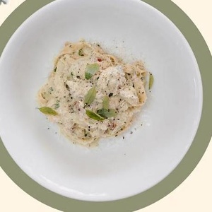 Fettuccine with chicken and creamy pesto