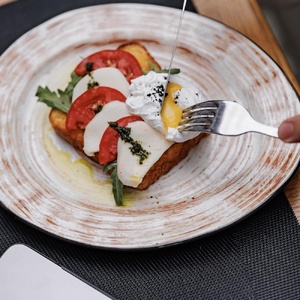 Бриошь с капрезе и яйцом пашот