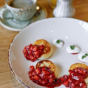 Сырники с яблочно-клубничным конкассе