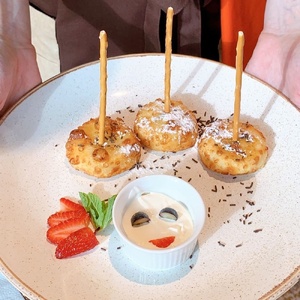 Сырники с вишней и манго