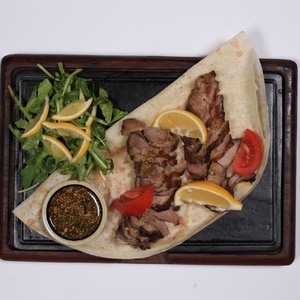 Слайсы из баранины в лимонно-размариновом соусе