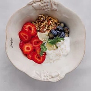 Греческий йогурт с гранолой и ягодами