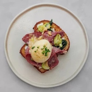 Бриошь с беконом и яйцом пашот под голландским соусом