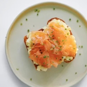 Бриошь с лососем и яичным скреблом