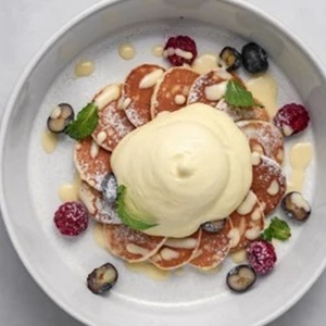 Мини Пан-Кейки с ванильным соусом и ягодами