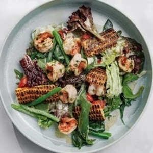 Салат с креветками гриль в соусе васаби