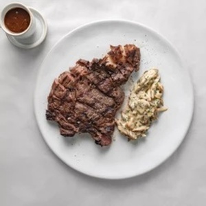 Рибай на гриле с вишенками 