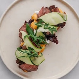 Брускетта с говядиной