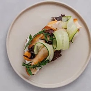 Брускетта с копченым лососем