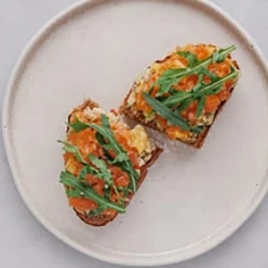 Брускетта с лососем