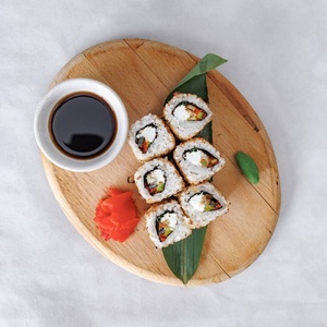 Жаренный ролл с лососем