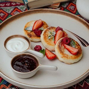 Сырники со сметаной и джемом