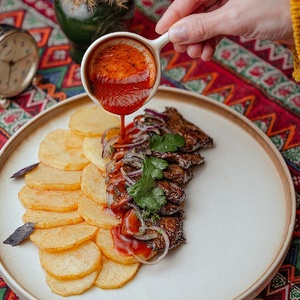 Телятина с картофелем и соусом сальса