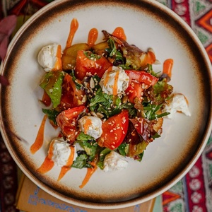 Салат с хрустящими баклажанами и сливочным сыром