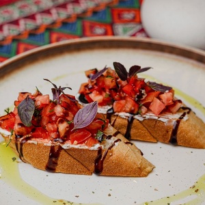 Брускетта с томатами