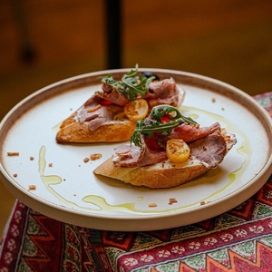 Брускетта с копченой говядиной