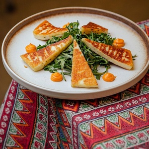 Сыр халуми на гриле с рукколой и овощами