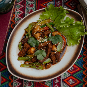 Теплый салат с говядиной в соевом соусе, томатами и грибами