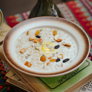 Овсяная каша с орехами и сухофруктами