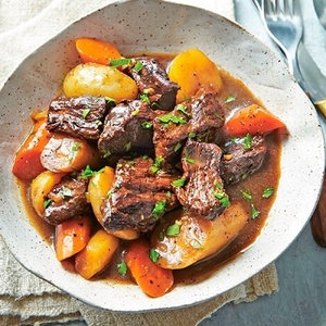 Томленная говядина с соте из овощей