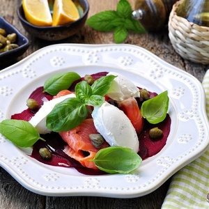 Салат с лососем и творожно-трюфельным сыром