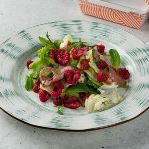 Салат с уткой, виноградом и манговым соусом