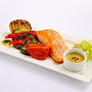 Стейк из лосося с печёными овощами 