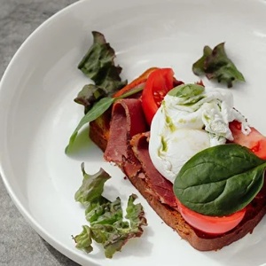 Бриошь с говядиной и глазуньей