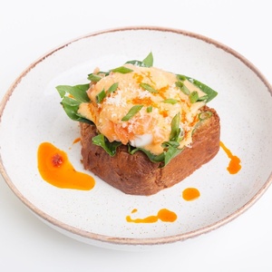 Бриошь с лососем и яйцом пашот