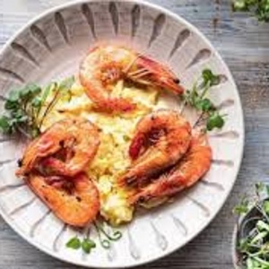 Скрембл с креветками и тартаром из томатов