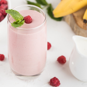 Smoothie raspberry-banana-basil