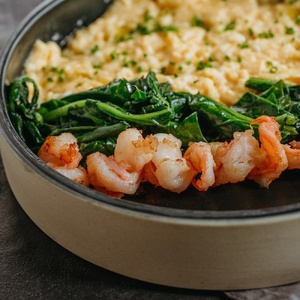 Scramble with shrimp, spinach and brioche