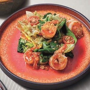 САЛАТ С АВОКАДО, КРАСНЫМ ПЕРЦЕМ И ШПИНАТОМ 